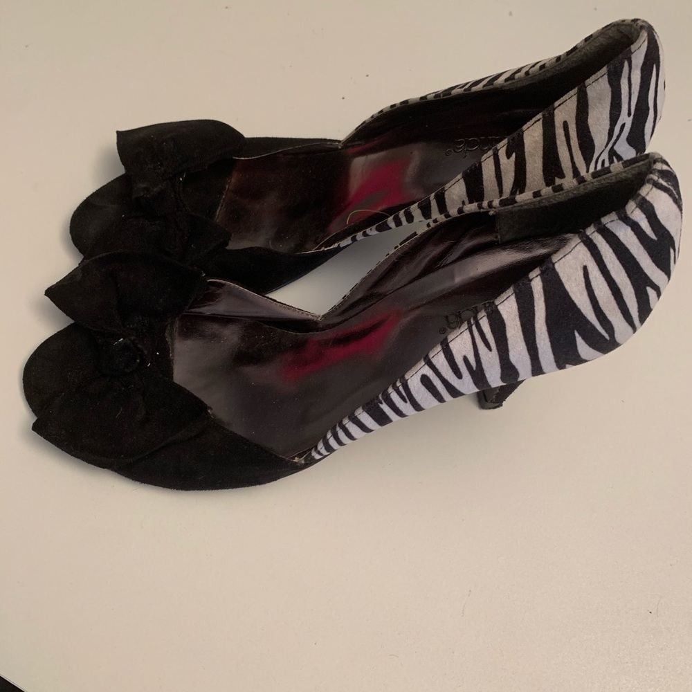 Zebra bow heels